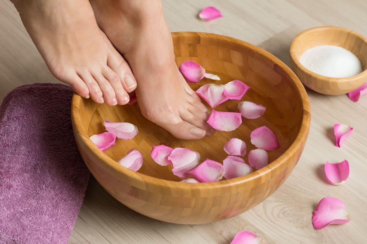 Acqua Calda E Sale Per I Piedi FARE LA PEDICURE A CASA: UNA COCCOLA DA NON TRASCURARE!